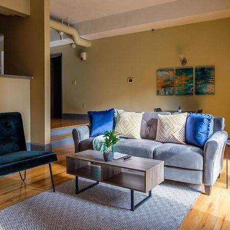 Frontdesk 2015 East 4Th Street Apts Downtown Cleveland Appartamento Esterno foto